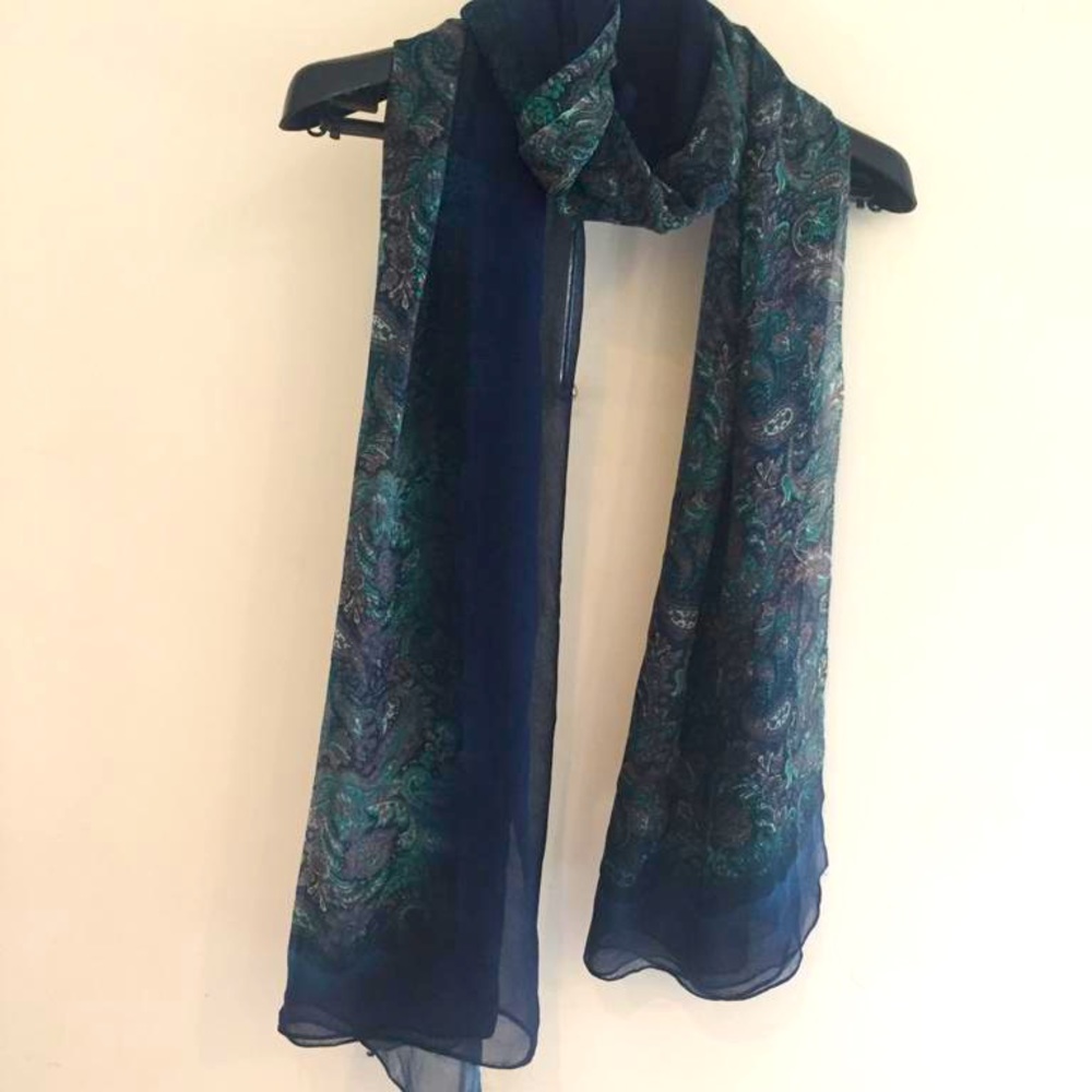 Woman’s Green Print Scarf